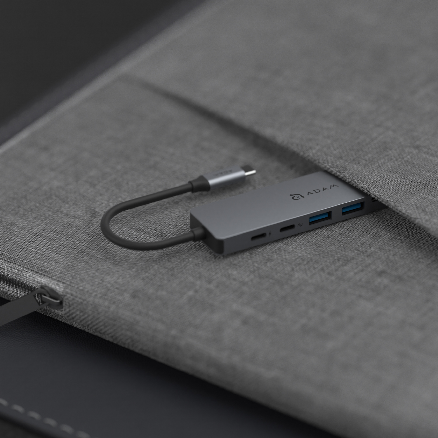 @AhRu's樣專用 Hub SE07 USB-C 七合一多功能集線器| ADAM Store 亞果元素線上